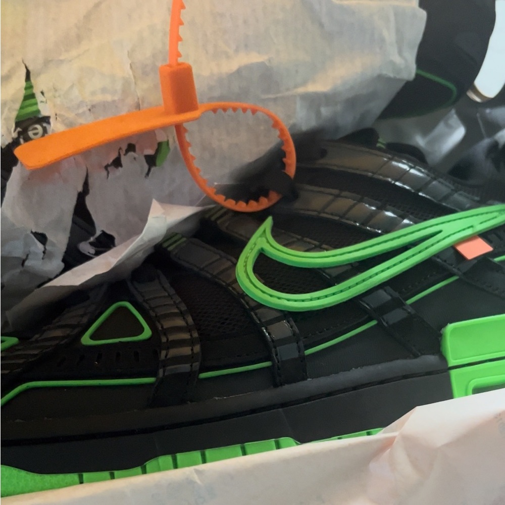 Off-White x Air Rubber Dunk “Green Strike” .. 9.5 - Picture 2 of 2